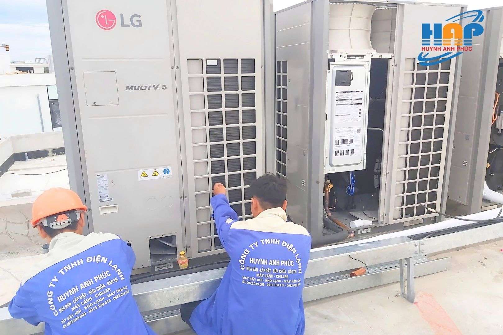 Kỹ thuật viên đang tến hành quy trình bảo trì điều hòa trung tâm