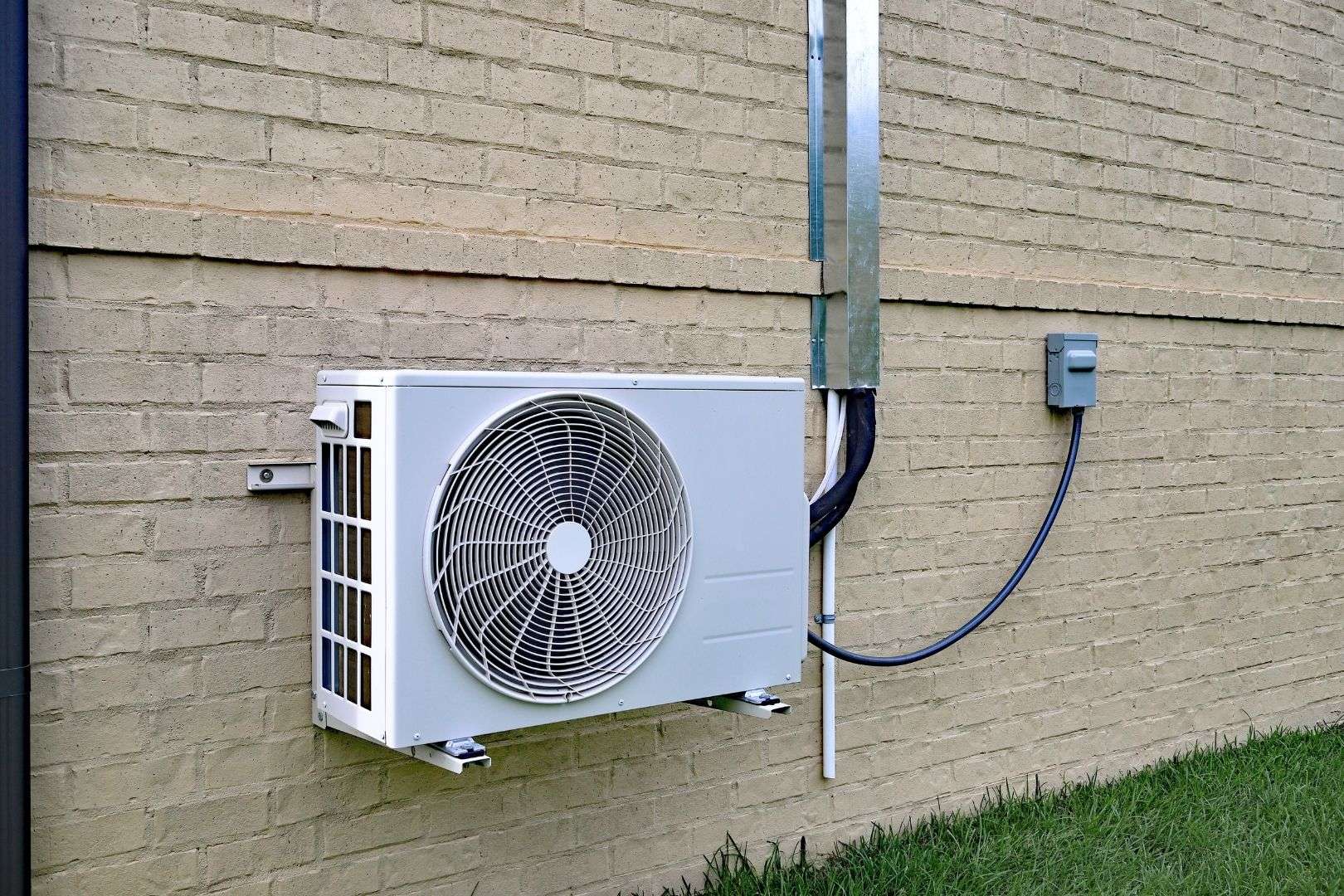 Hạn chế lắp dàn nóng tiếp xúc trực tiếp với nắng gắt và mưa bụi