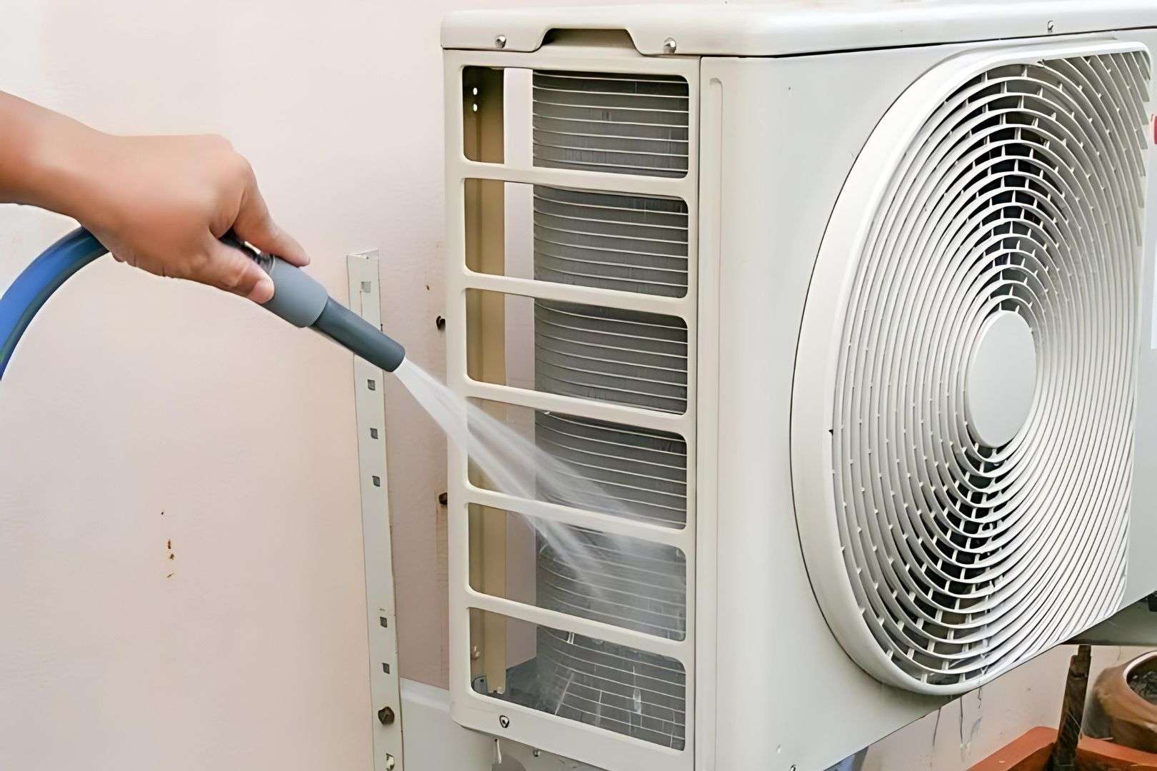 Cách vệ sinh cục nóng điều hòa tại nhà chống rỉ sét
