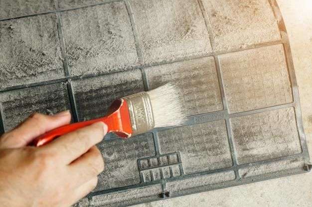 Sử dụng bàn chải lông mềm để vệ sinh lưới lọc